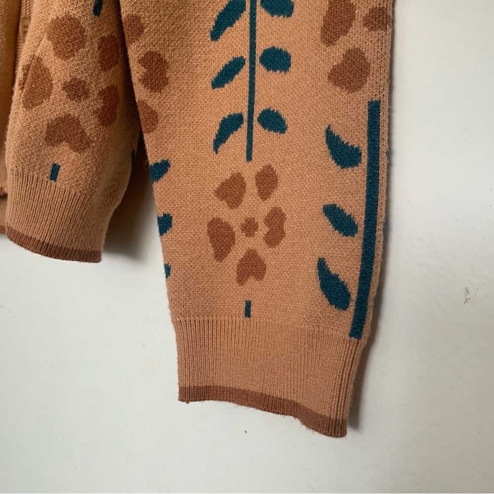 Button-down Floral Cardigan - Picture 4 of 8